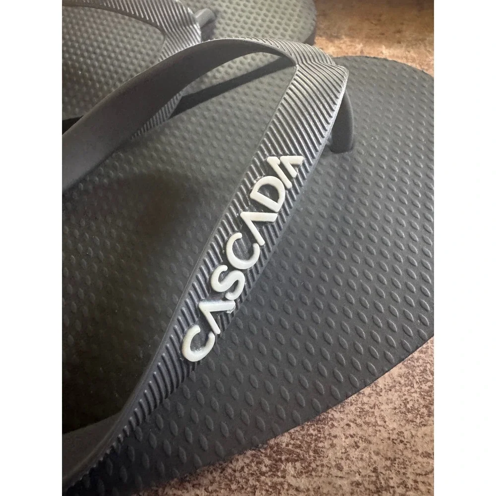 Cascadia‎ Flip Flop Sandals Large Black Rubber Thong Logo Beach Summer Gorpcore